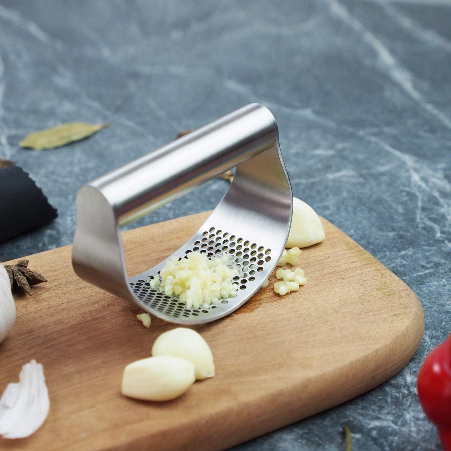 Gudoqi Garlic Press Rocker, Stainless Steel Garlic Mincer Garlic Crusher, Garlic Chooper with Peeler and Scraper Brush, Garlic Press with Ergonomic Handle, Innovative Kitchen Gadgets