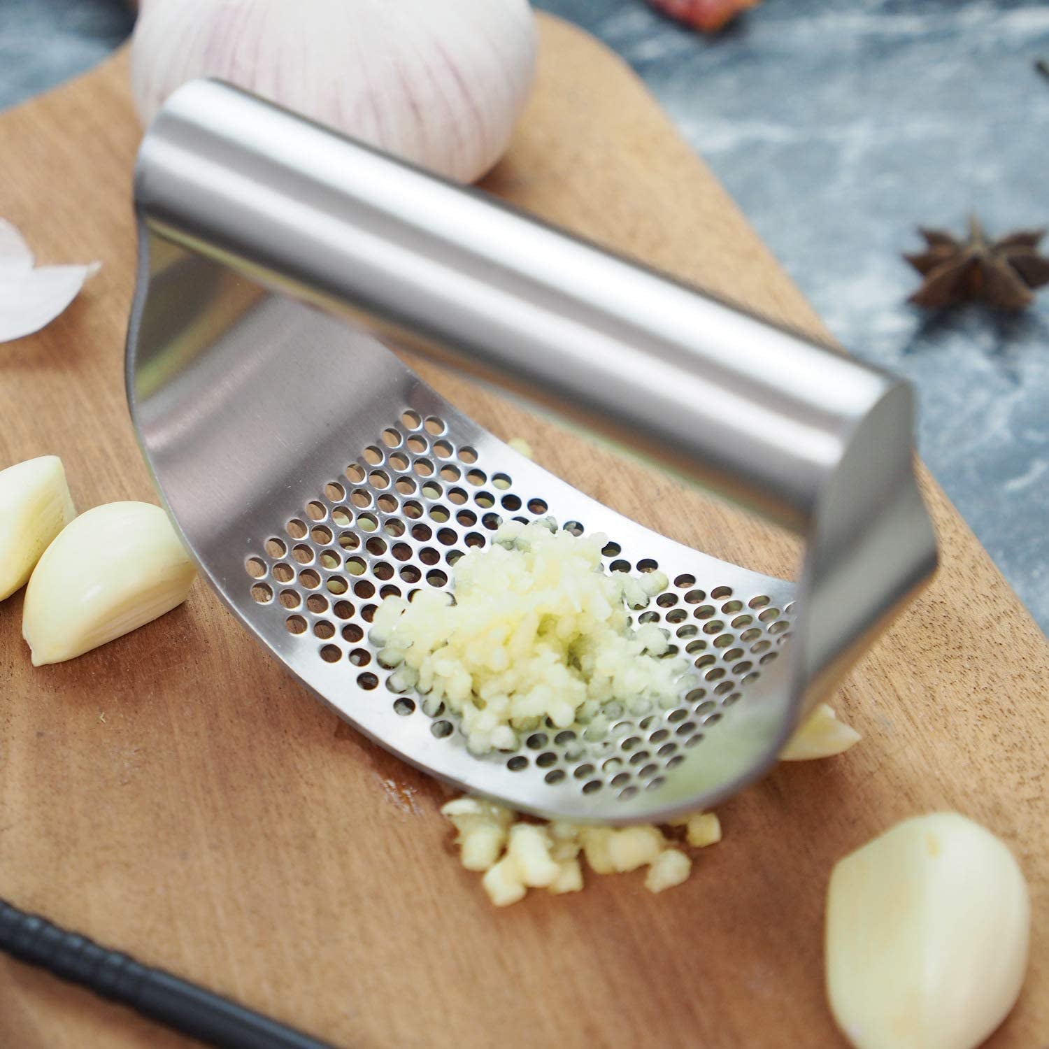 Gudoqi Garlic Press Rocker, Stainless Steel Garlic Mincer Garlic Crusher, Garlic Chooper with Peeler and Scraper Brush, Garlic Press with Ergonomic Handle, Innovative Kitchen Gadgets