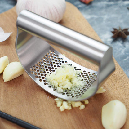 Gudoqi Garlic Press Rocker, Stainless Steel Garlic Mincer Garlic Crusher, Garlic Chooper with Peeler and Scraper Brush, Garlic Press with Ergonomic Handle, Innovative Kitchen Gadgets